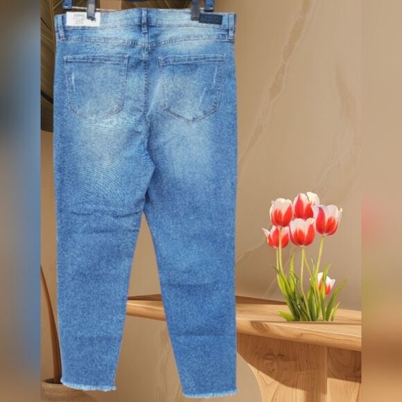 Blue jeans perfect for casual outings. Comfortable fit Nicole Miller Blue Jeans. - Picture 5 of 5